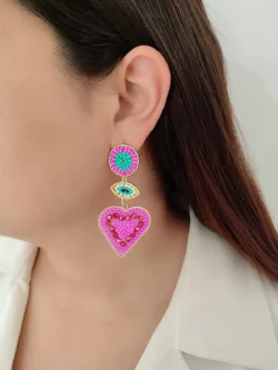 ARETE TEJIDO OJO CORAZÓN FUCSIA