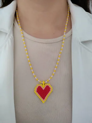 COLLAR CORAZÓN TEJIDO AMARILLO